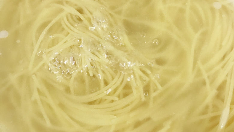 黑椒牛柳炒意面, 锅中,放入大量清水,加入10克盐,烧开后,将<a style='color:red;display:inline-block;' href='/shicai/ 533'>意大利面</a>放进去煮12分钟,煮熟后捞出放入盘中备用。