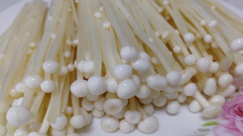 金针菇肥牛卷,金针菇清水冲洗干净,撕成小撮