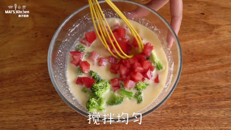 焗烤吐司,加入青花菜(西兰花)和<a style='color:red;display:inline-block;' href='/shicai/ 59'>番茄</a>,搅拌均匀