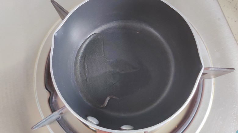 蒜泥黄瓜,小锅搁置炉火上,入适量食用油