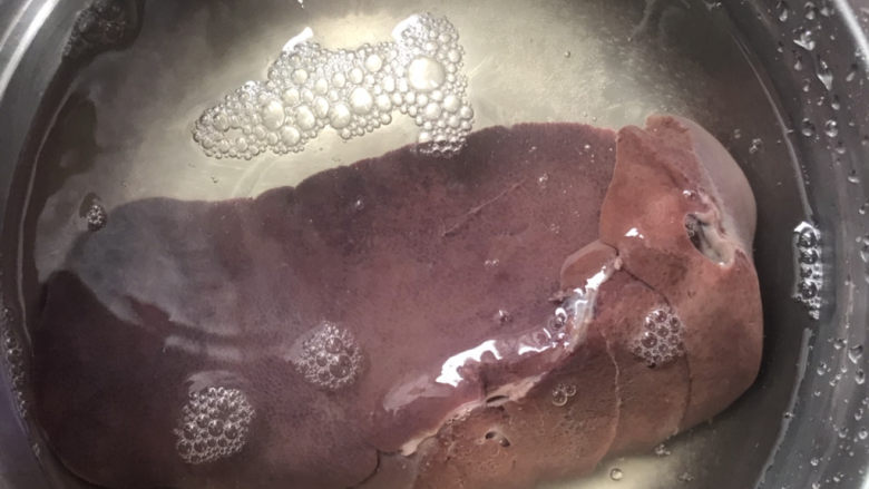 青椒炒猪肝,加入适量的水搅拌均匀,使盐化开,用盐水浸泡猪肝去血水和毒,浸泡2小时