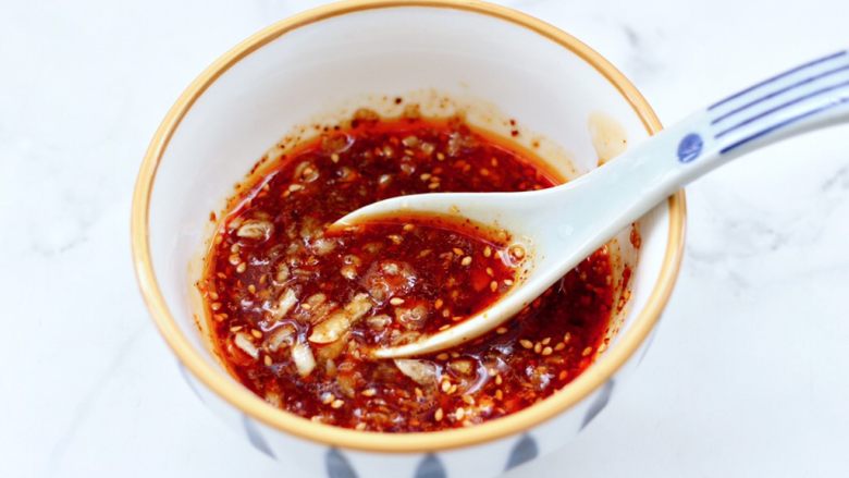 白菜心红油扇贝肉,把所有的调料混合搅拌均匀,调料汁就调好了。