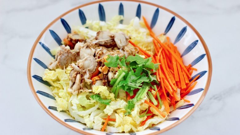 白菜心红油扇贝肉,容器里放入白菜心和胡萝卜丝,扇贝肉和香菜段。