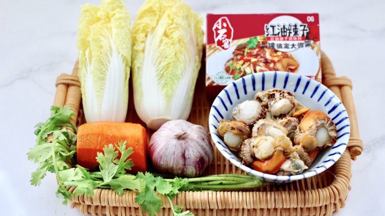 白菜心红油扇贝肉,首先备齐所有的食材,<a style='color:red;display:inline-block;' href='/shicai/ 4419'>扇贝肉</a>提前拿出来解冻。