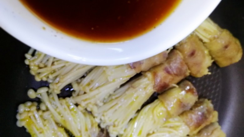 金针菇肥牛卷,料汁搅拌均匀,倒入锅内。
