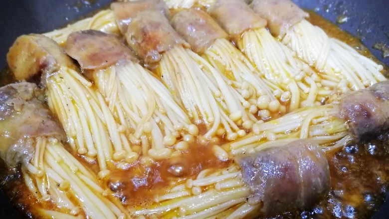 金针菇肥牛卷,中火烧开,大火收汁。