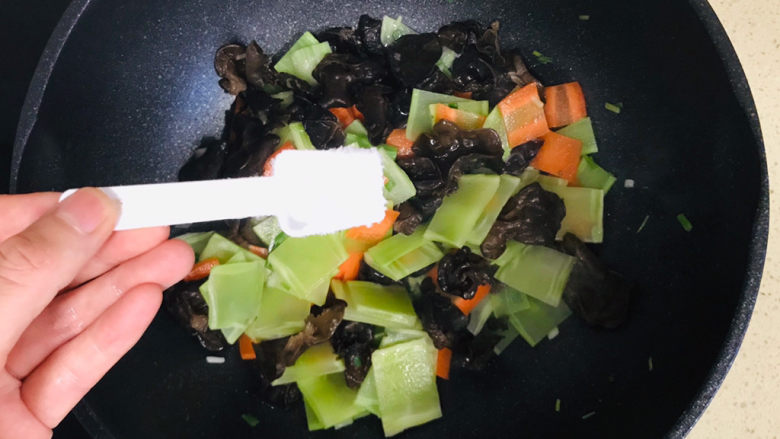 莴笋炒木耳,翻炒至蔬菜恹恹,加盐调味
