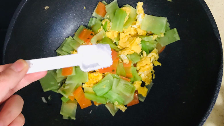 莴笋炒鸡蛋,基本炒至八成熟时,撒上盐调味