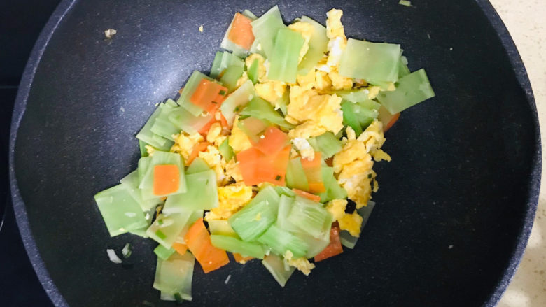 莴笋炒鸡蛋,用铲子边翻炒,边打散鸡蛋饼
