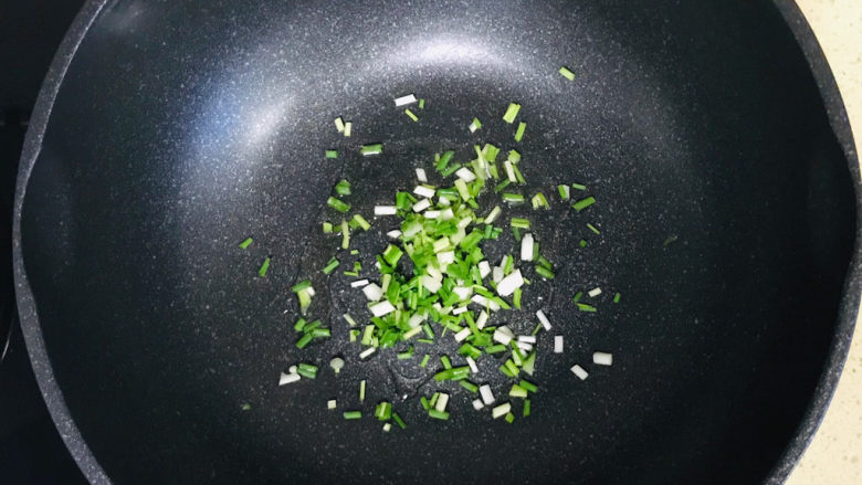 莴笋炒鸡蛋,锅里继续烧热,投入葱花煸炒出葱香