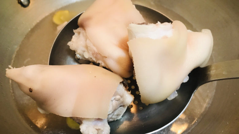 啤酒炖猪蹄,锅里的水微微沸腾就可以将猪蹄捞出了,放在一旁沥干水分。