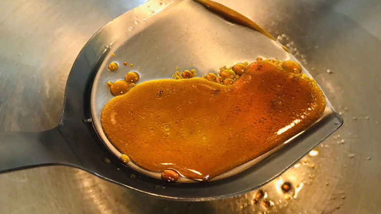 啤酒炖猪蹄,使用中小火耐心炒出糖色,这个步骤火候很重要,千万别大火炒糊了。
