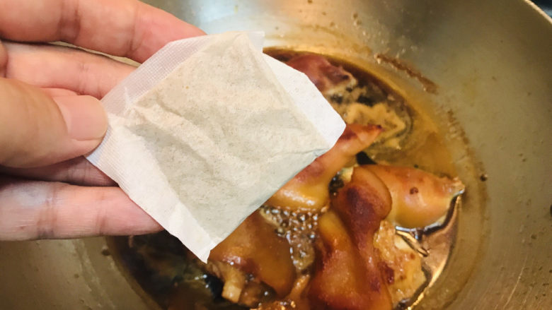 啤酒炖猪蹄,往锅里加入1小包卤料包,卤汁的味道就够啦,方便省事。