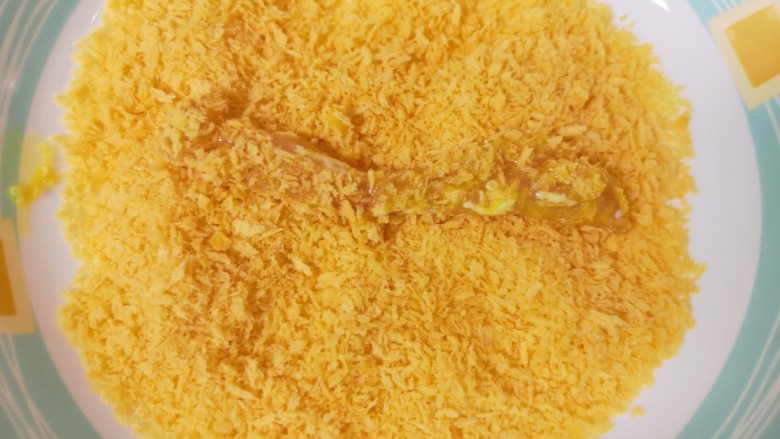 香酥鸡柳,最后放入面包糠里面打个滚,沾满面包糠,一根生鸡柳就完成了,依次做好剩下的鸡柳。