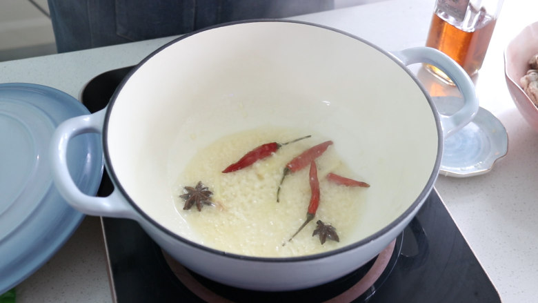 酸菜炖排骨,放入小米辣,蒜末,<a style='color:red;display:inline-block;' href='/shicai/ 695'>八角</a>炒香