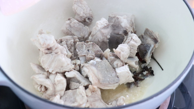 酸菜炖排骨,然后放入洗净后的排骨,简单的翻炒几下