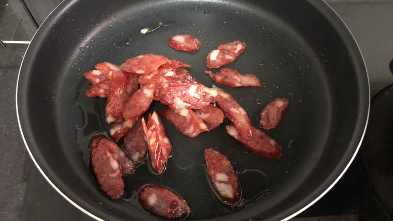 黄瓜炒香肠➕黄瓜白玉菇炒香肠,热锅冷油,下香肠,小火煸炒出油