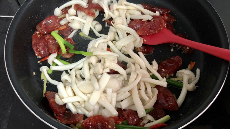 黄瓜炒香肠➕黄瓜白玉菇炒香肠,转中火,加入白玉菇翻炒一分钟