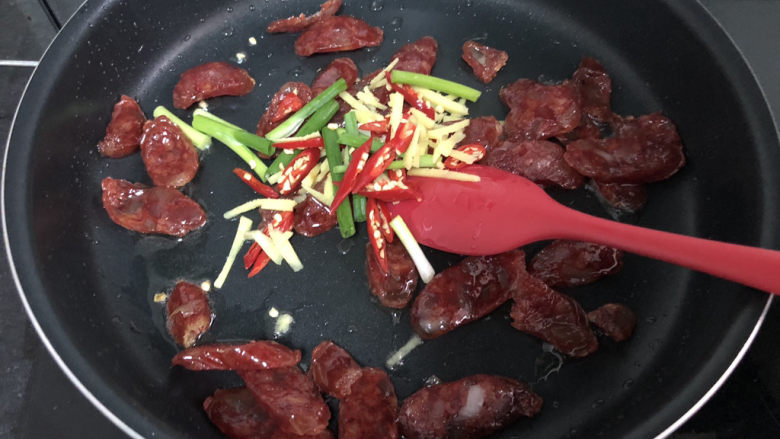 黄瓜炒香肠➕黄瓜白玉菇炒香肠,加入小米辣葱段姜丝,小火煸香