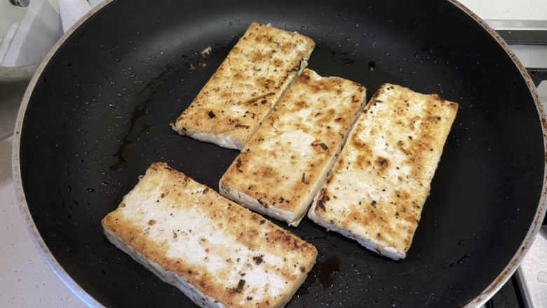 营养满分豆腐排,豆腐进平底锅两面煎黄,每面大约3分钟