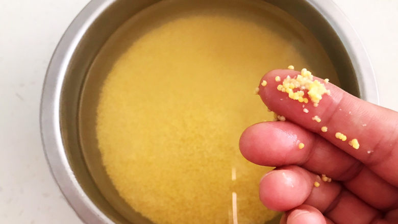 小米蒸排骨,泡至可以用手碾碎即可,这样的小米已经吸足了水份,蒸制的时候不会发干
