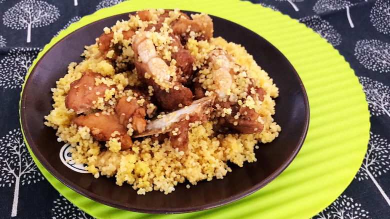 小米蒸排骨,小米蒸排骨小米吸足了肉汁的味道非常美味,排骨酥肉烂,饭菜一锅出,好吃不油腻~
