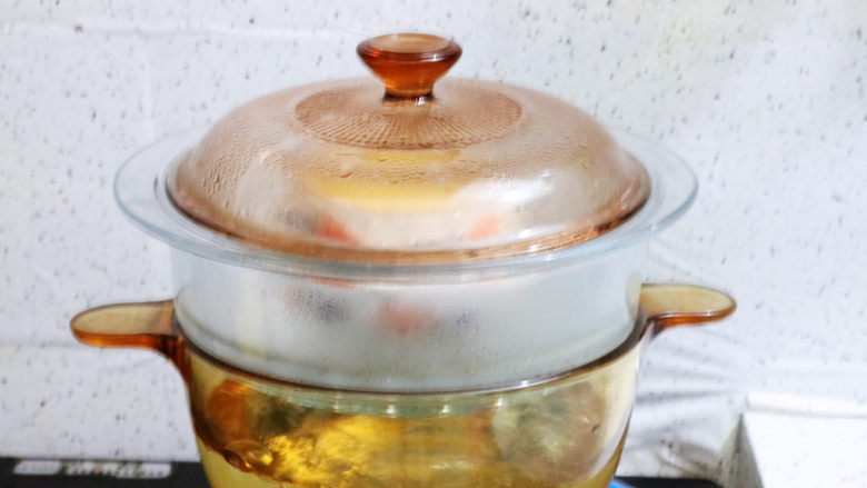 奶油南瓜布丁,放入煮开水的蒸锅,中小火蒸20分钟,关火再焖5分钟即可