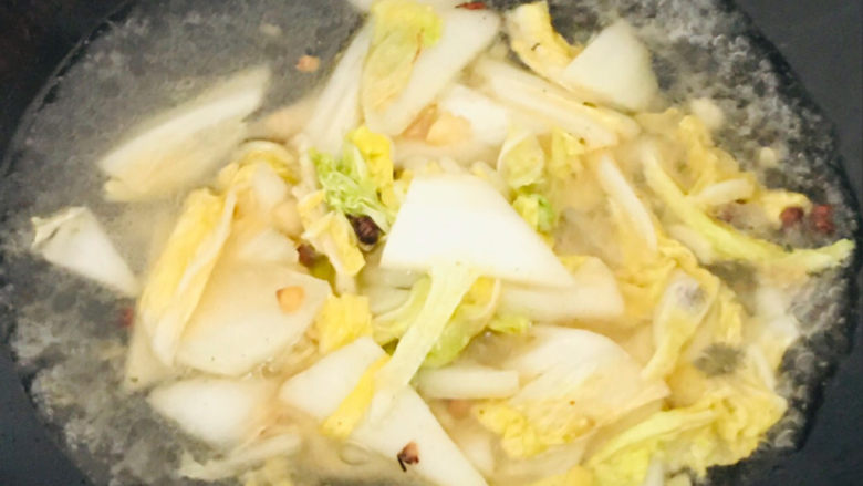 娃娃菜炖豆腐,再加适量清水~