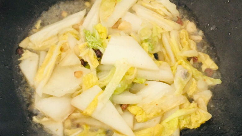 娃娃菜炖豆腐,大火翻炒,炒出水份~
