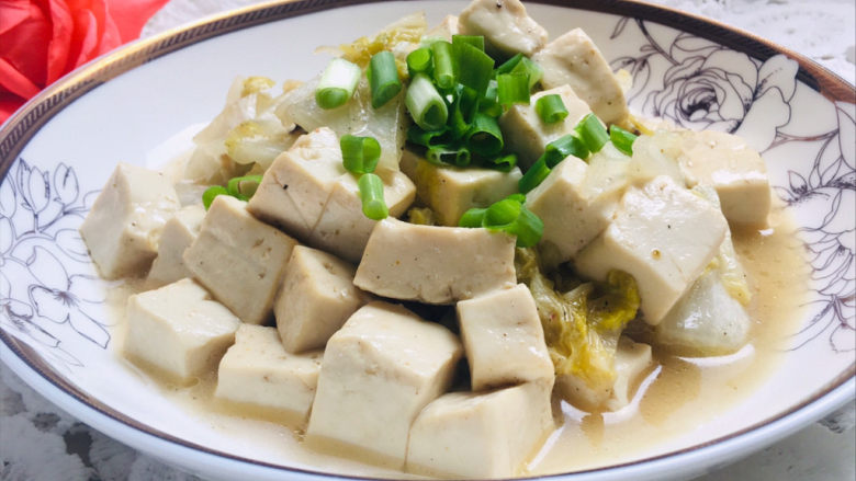 娃娃菜炖豆腐,装盘,撒上葱花~