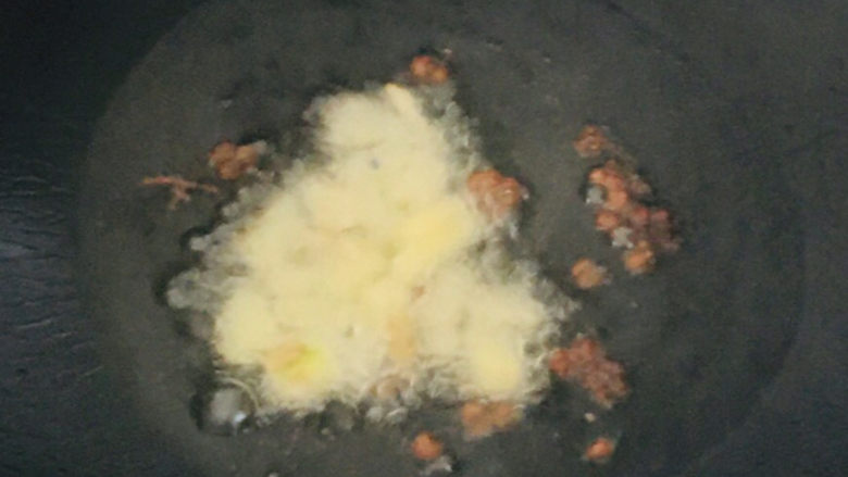 椒盐里脊,热油,放花椒,姜,爆香~