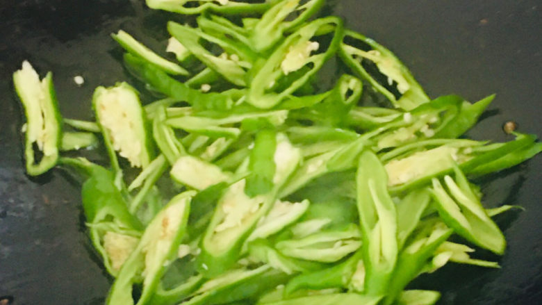 椒盐里脊,多余的油,放青椒炒~