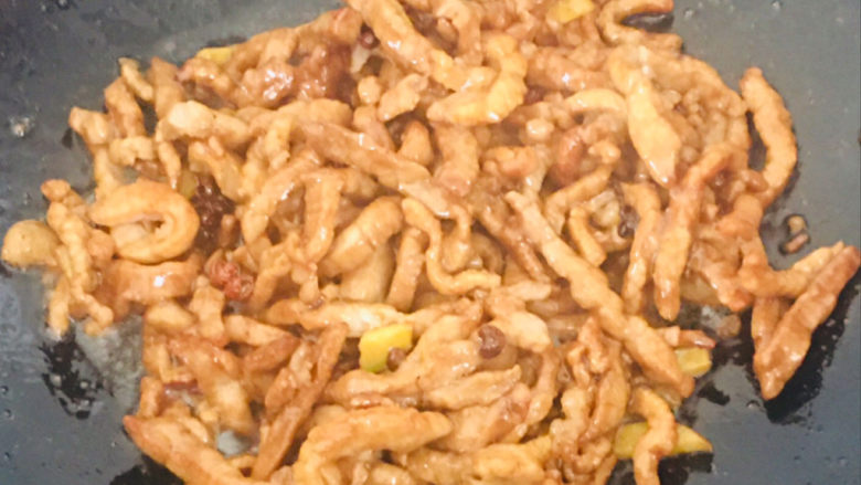 椒盐里脊,里脊肉下锅翻炒均匀,装入碗中~