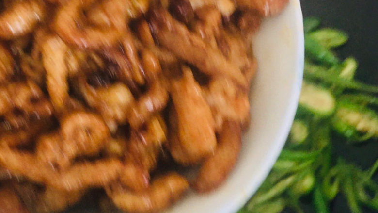 椒盐里脊,倒入里脊肉丝~