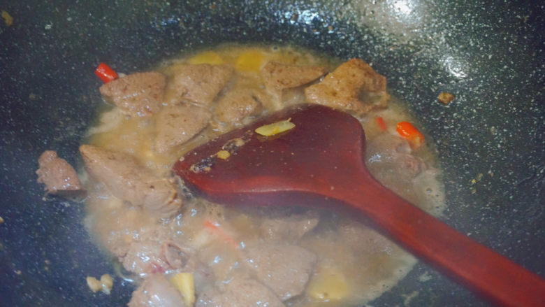 青椒炒猪肝,加入少量清水,大火焖煮3-5分钟