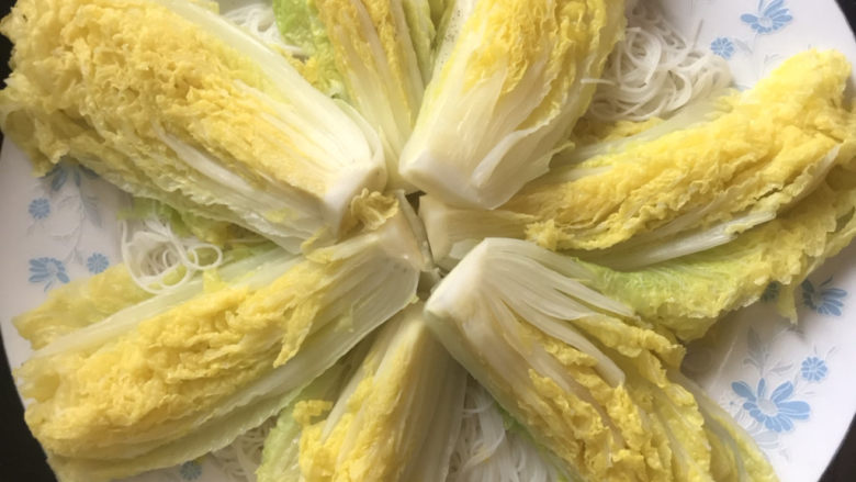 蒜蓉娃娃菜,找个大点的盘子,先垫上一层粉丝,再摆上娃娃菜