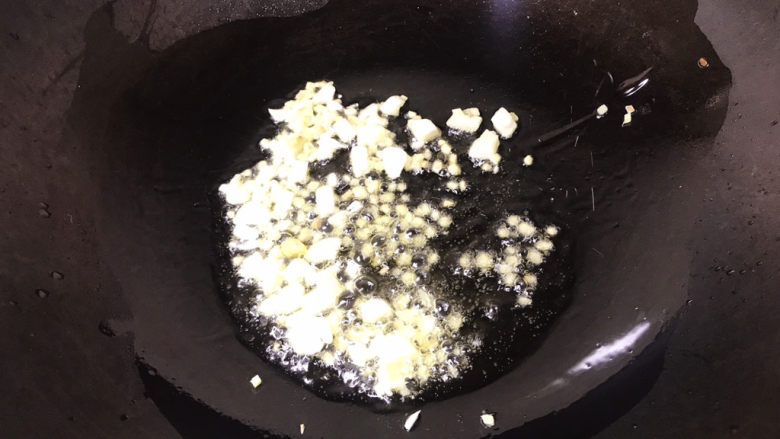 金针菇肥牛卷,起锅烧油,油热下姜蒜,炒出香味
