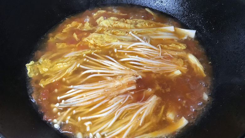 金针菇肥牛卷,下金针菇、娃娃菜,煮两分钟