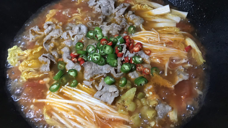金针菇肥牛卷,下青红椒、泡椒搅拌均匀,再煮一分钟即可