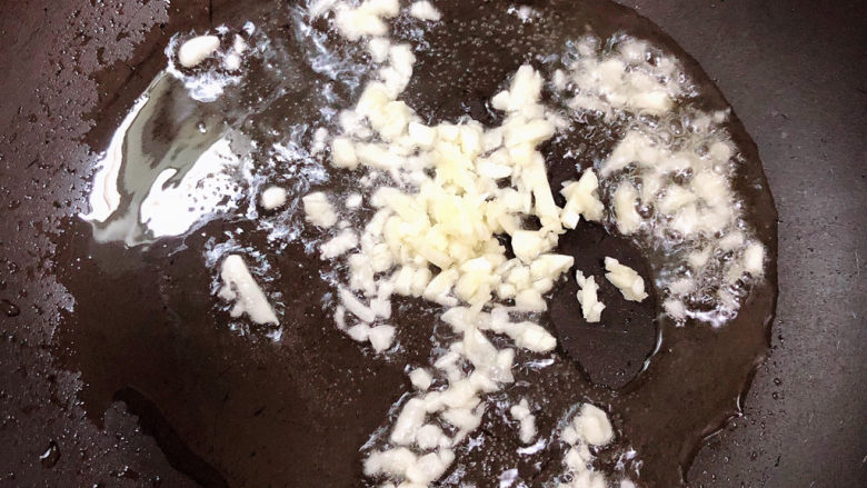 莴笋炒鸡蛋,锅中倒入油,煸香蒜末。
