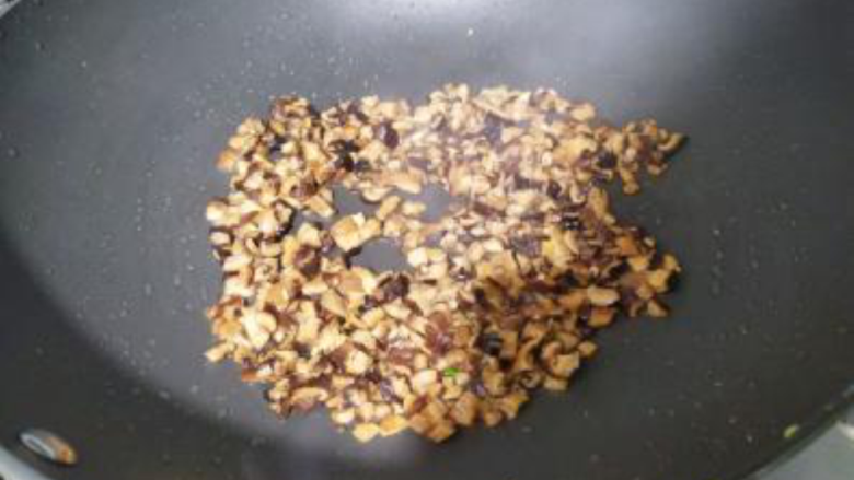 香菇青菜包子,炒锅放少许油,把香菇碎炒熟盛出;