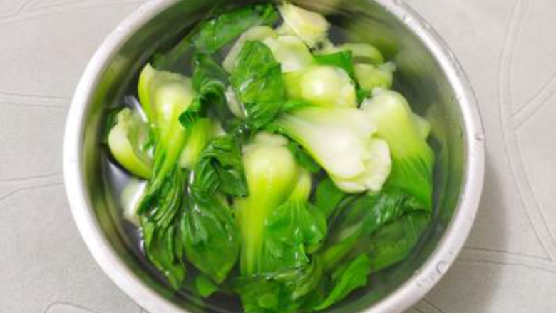 香菇青菜包子,油菜开水烫30秒,捞至凉水里;