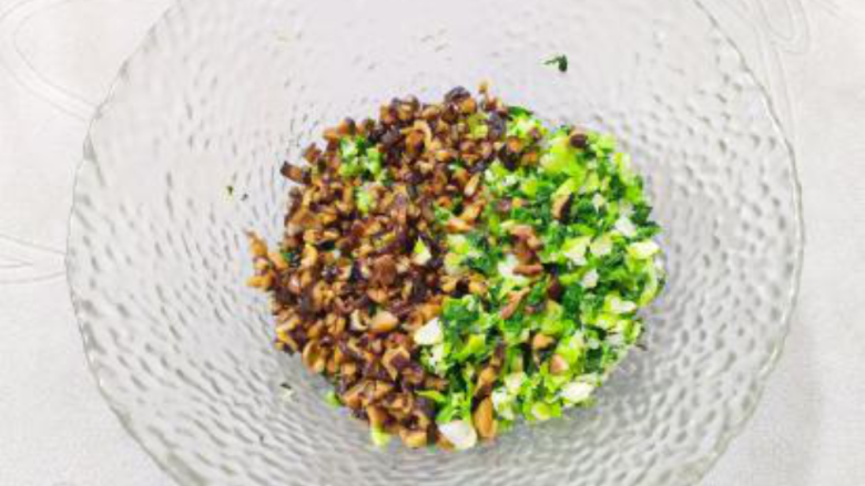 香菇青菜包子,大碗放入油菜、香菇;