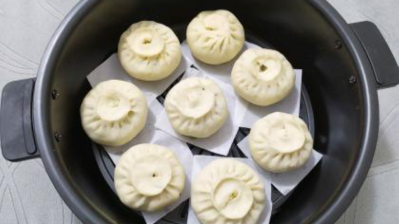 香菇青菜包子,室温发酵蓬松,用手按一下会回弹;