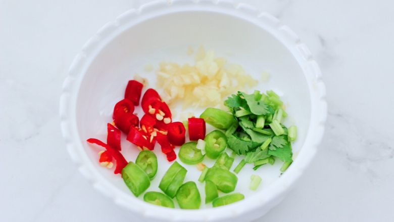 白灼刀把蛏子,现在来做蘸汁,把切好的姜和香菜,小米辣和杭椒放入碗中。