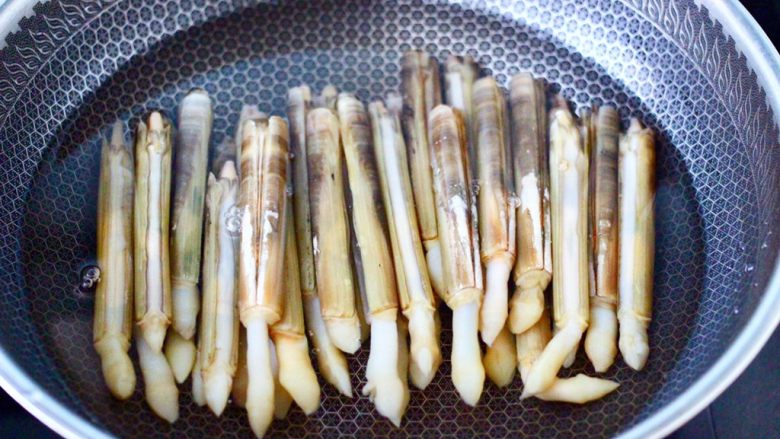 白灼刀把蛏子,锅中倒入适量的清水,放入洗净的刀把蛏子。