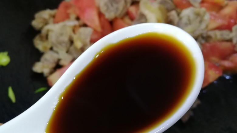 番茄牛腩煲,加一汤匙<a style='color:red;display:inline-block;' href='/shicai/ 788'>生抽</a>,文火炒匀。