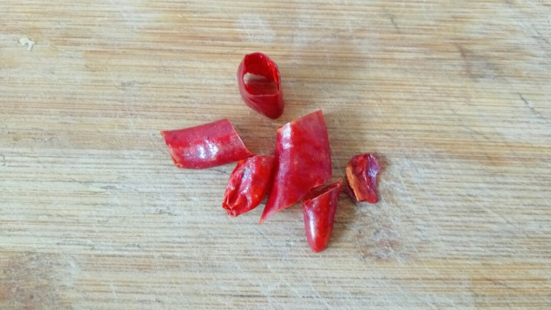 黄瓜炒香肠,<a style='color:red;display:inline-block;' href='/shicai/ 86464'>干红辣椒</a>切段
