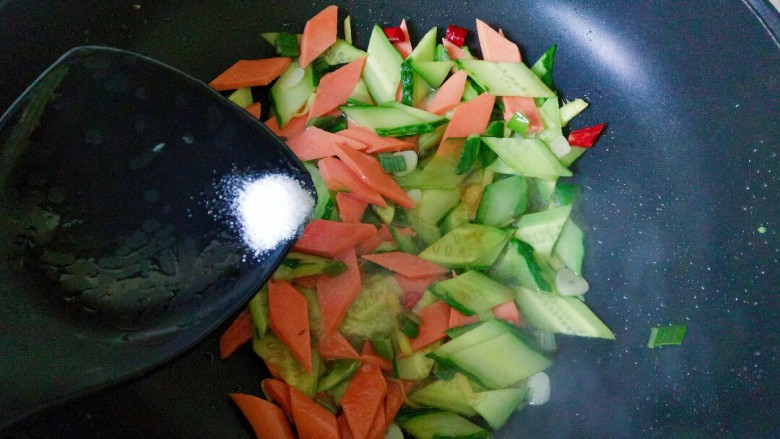 黄瓜炒香肠,加入适量盐翻炒至食材熟透,可以适量加点水