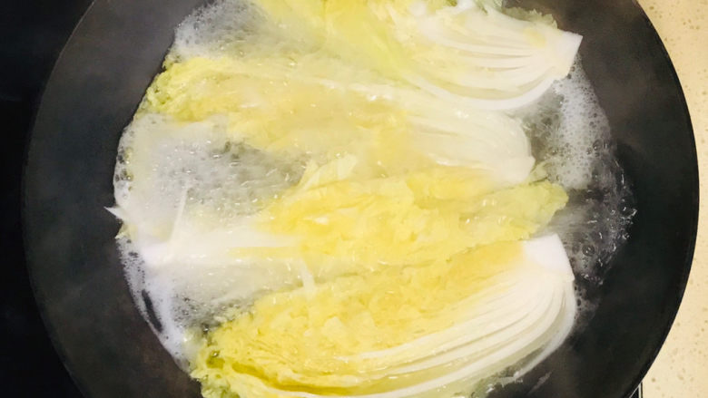 蒜蓉娃娃菜,继续大火煮沸,将娃娃菜烫熟
